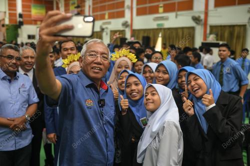 DATUK SERI MAHDZIR KHALID