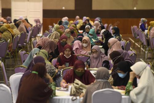 MAJLIS WANITA BERTADARUS DAN KHATAM AL QURAN