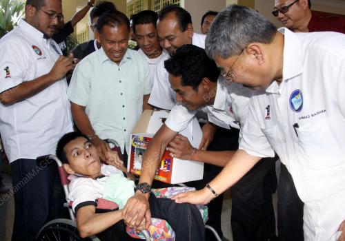 KD02_18012013_KHAIRY_BANTUAN