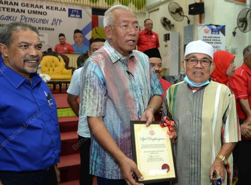 DATUK SERI MAHDZIR KHALID