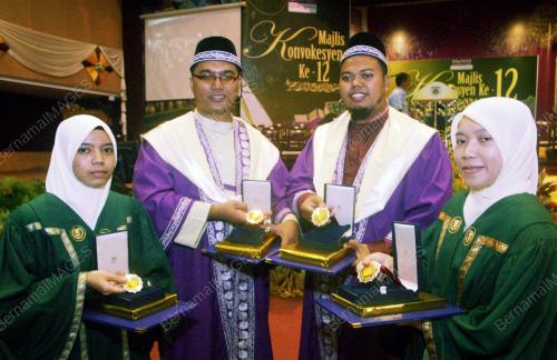 EMPAT GRADUAN CEMERLANG