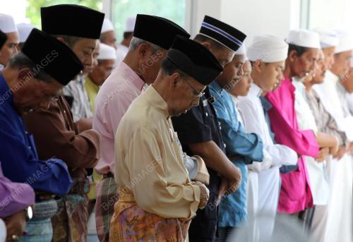 KD02_19122014_AGONG_SOLAT