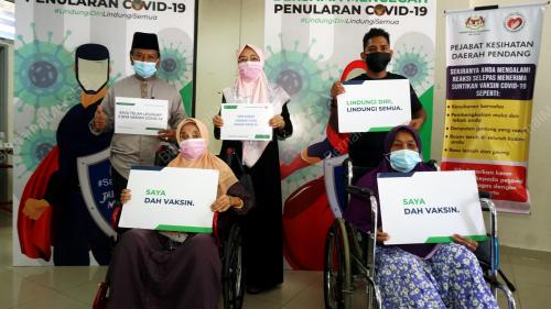SUNTIKAN VAKSIN WARGA EMAS