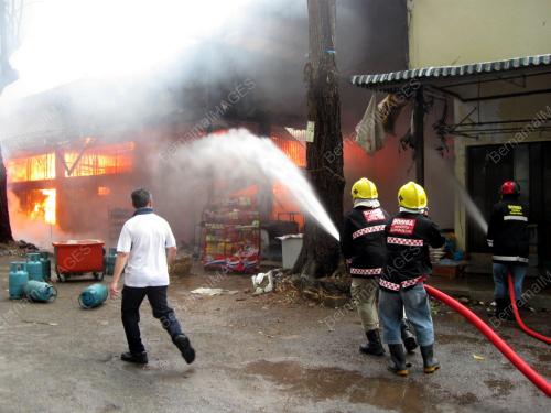 16 GERAI TERBAKAR