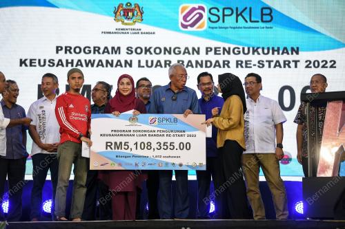 DATUK SERI MAHDZIR KHALID
