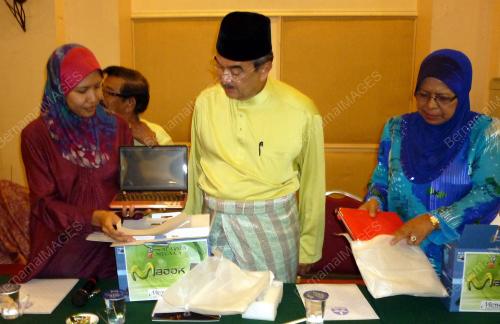 DATUK SERI MOHD ALI RUSTAM