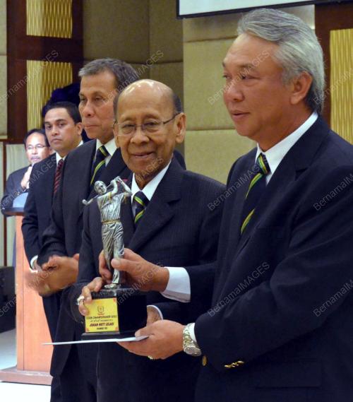 KD02_31122012_AGONG_GOLF