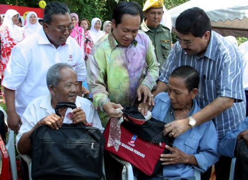 AHMAD MASLAN