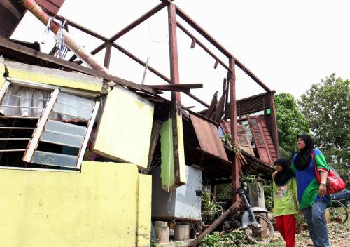 KD03_01112014_RUMAH_ROBOH