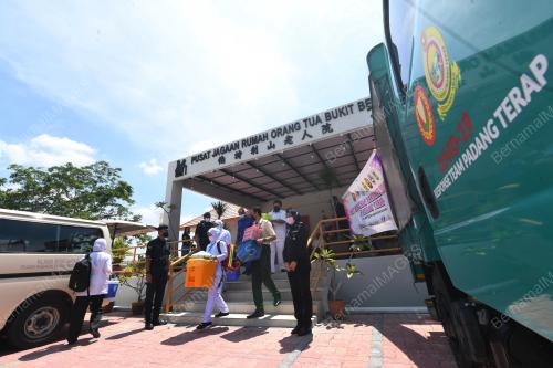 UNIT BERGERAK VAKSINASI COVID-19 PADANG TERAP