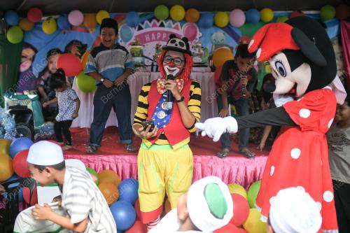 USAHAWAN PENGHIBUR PROFESIONAL