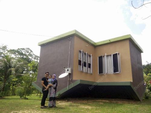 KD03_04072017_RUMAH_TERBALIK