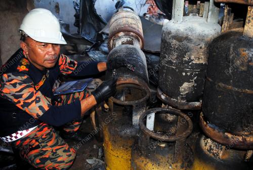 KD03_04082012_LETUPAN_BONGKAR