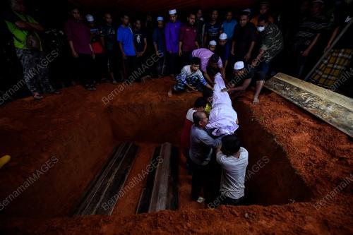 PENGEBUMIAN JENAZAH MANGSA BANJIR