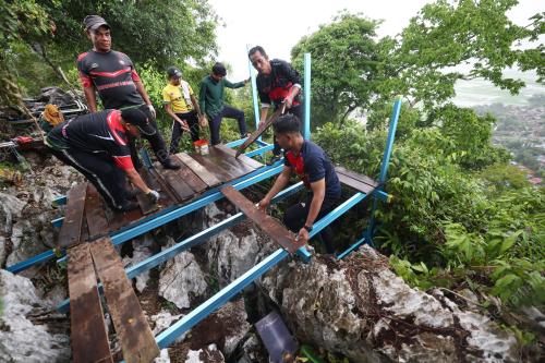 SURAU DI PUNCAK GUNUNG