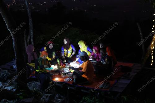 BERBUKA PUASA DI PUNCAK GUNUNG
