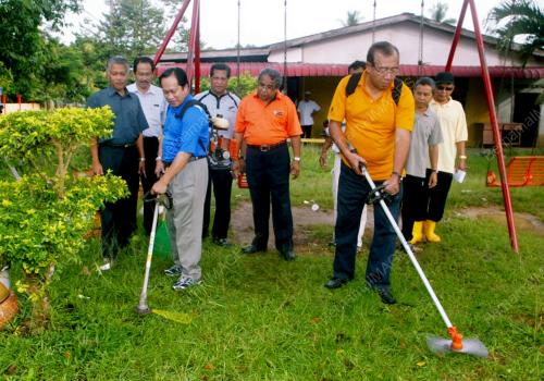 AHMAD MASLAN
