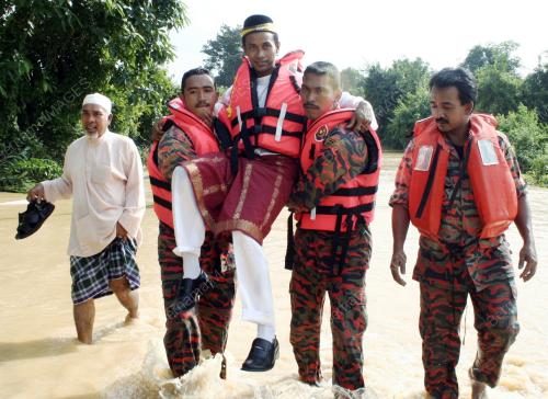 PENGANTIN KAWIN DALAM BANJIR