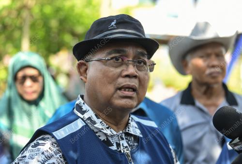 DATUK AARON AGO ANAK DAGANG