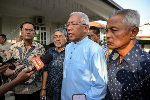 DATUK SERI MAHDZIR KHALID