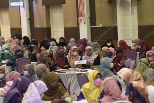 MAJLIS WANITA BERTADARUS DAN KHATAM AL QURAN