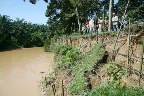 KD03_18042012_TANAH_RUNTUH