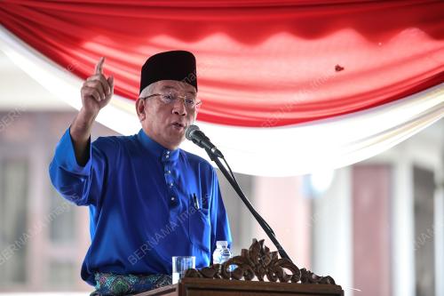 DATUK SERI MAHDZIR KHALID
