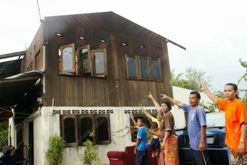 RUMAH DIPUKUL RIBUT