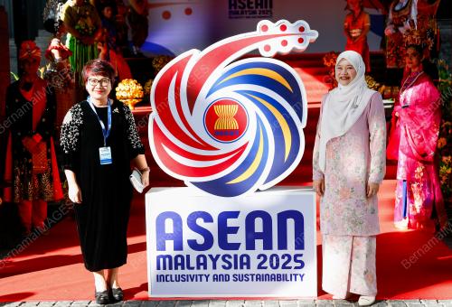 FADHLINA SIDEK