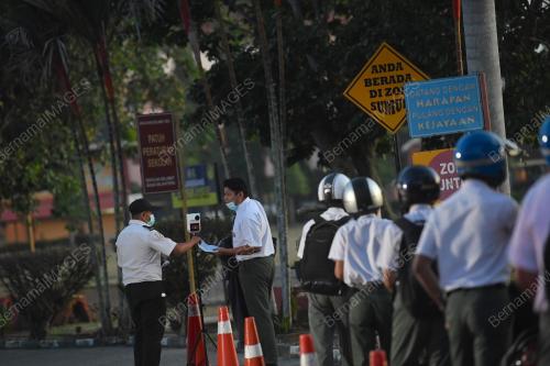 SESI PERSEKOLAHAN DI BUKA