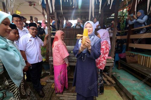 FADHLINA SIDEK