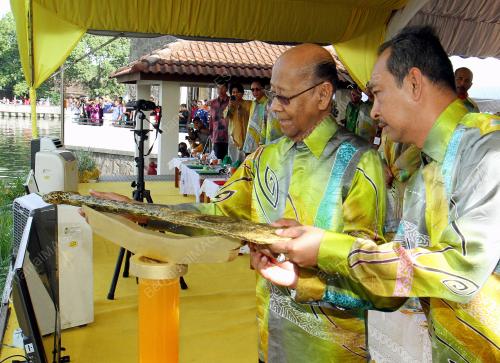 KD03_28032015_AGONG
