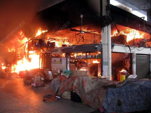 16 GERAI TERBAKAR