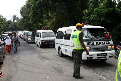 TUJUH VAN JENAZAH TIBA
