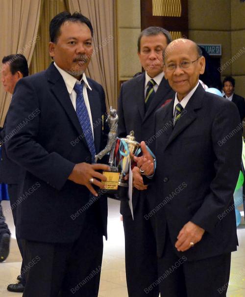KD03_31122012_AGONG_GOLF