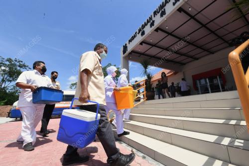 UNIT BERGERAK VAKSINASI COVID-19 PADANG TERAP