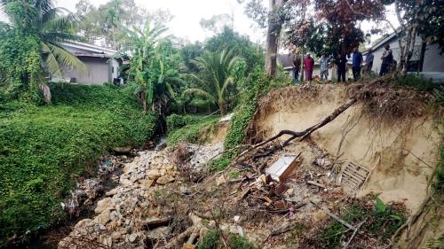 PENDUDUK BANTAH KUARI PASIR