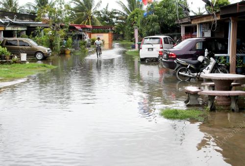 KD04_04072013_BANJIR_KILAT