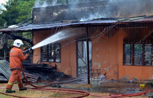 KD04_05032012_RUMAH_TERBAKAR