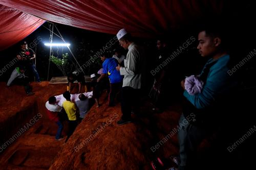 PENGEBUMIAN JENAZAH MANGSA BANJIR