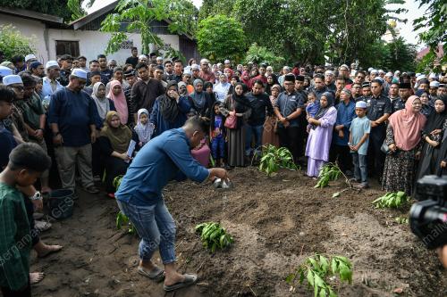 JENAZAH LIMA SEKELUARGA MAUT