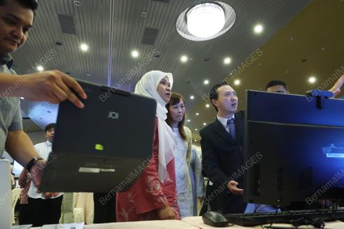FADHLINA SIDEK