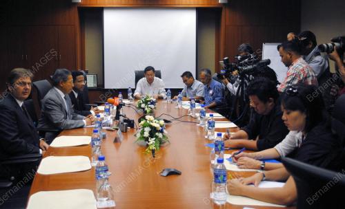 MUSTAPA MOHAMAD