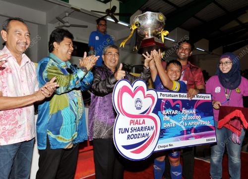 KD04_16042016_BOLA_WANITA