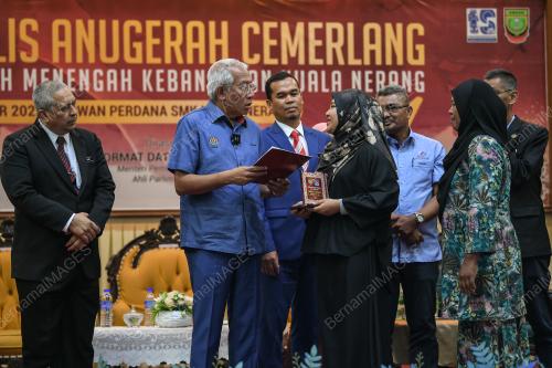 DATUK SERI MAHDZIR KHALID