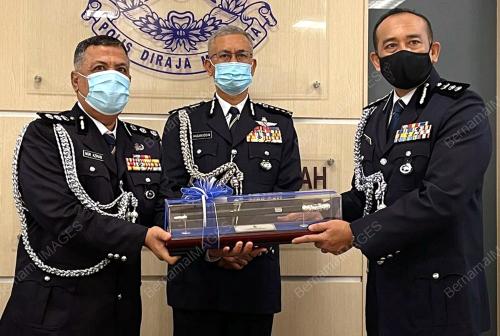POLIS SERAH TERIMA TUGAS KPD KOTA SETAR
