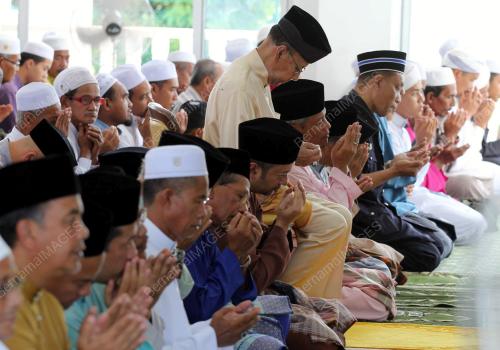 KD04_19122014_AGONG_SOLAT