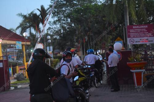 SESI PERSEKOLAHAN DI BUKA