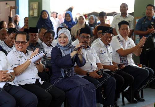FADHLINA SIDEK