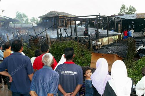 LIMA RUMAH TERBAKAR